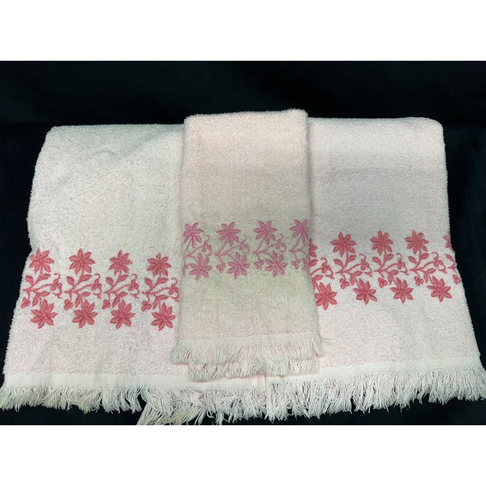 Dundee Towel Set Vintage Pink Towels Embroidered Flowers Fringe Cottage Core